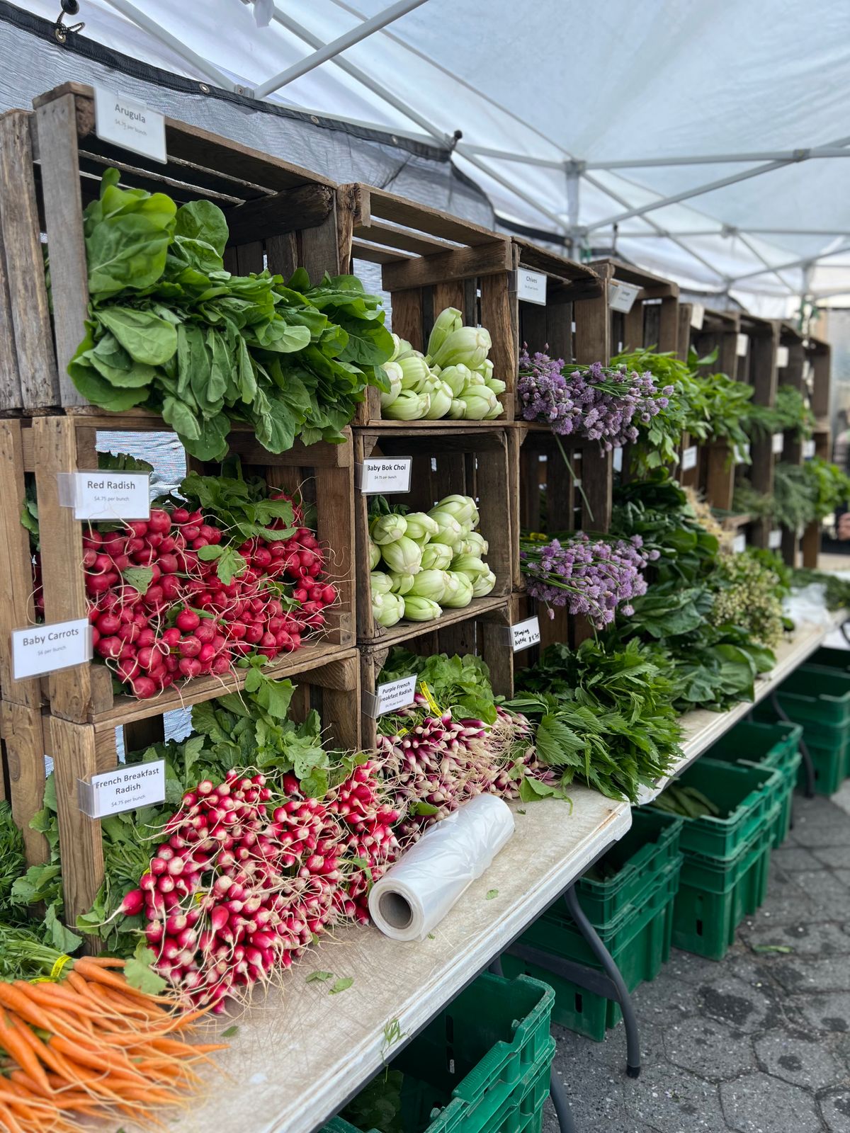 Legume proaspete expuse într-o piață locală